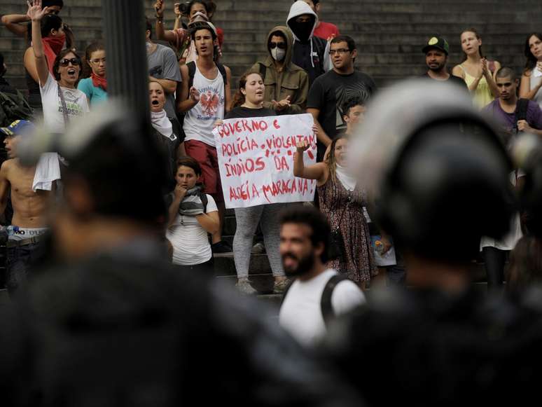 <p>Manifestantes se reuniram em frente &agrave; Assembleia Legislativa do Rio na sexta-feira para protestar contra a remo&ccedil;&atilde;o dos &iacute;ndios que ocupavam o Museu do &Iacute;ndio</p>