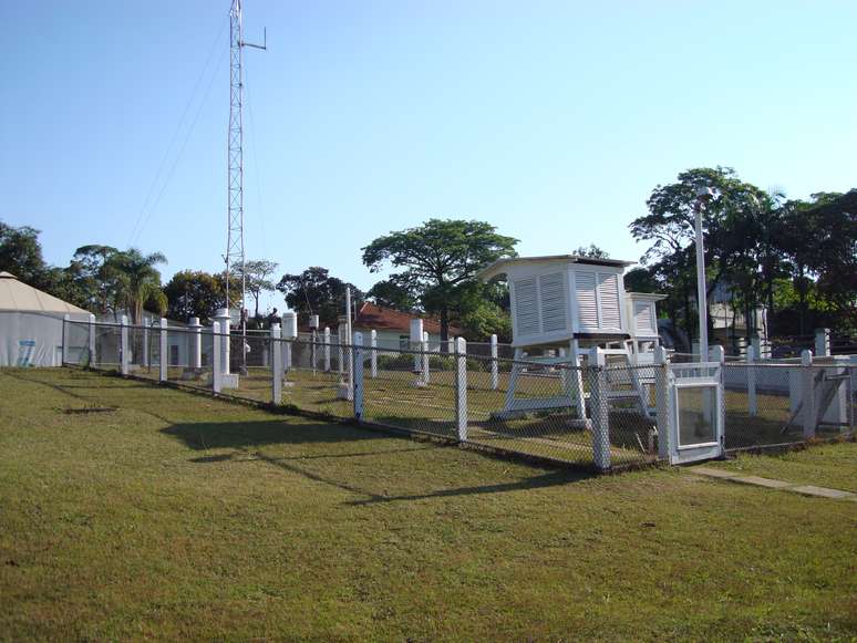 <p>Imagem do cercado meteorológico, que é o local onde ficam os instrumentos de uma Estação Meteorológica convencional</p>