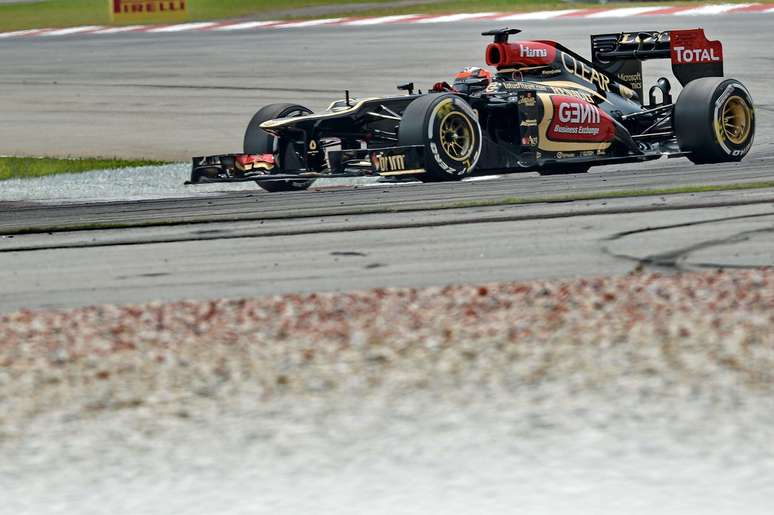 <p>Kimi Raikkonen liderou o segundo treino e bateu o tempo de Mark Webber, líder da primeira sessão; nos tempos somados, australiano foi apenas o quarto colocado</p>