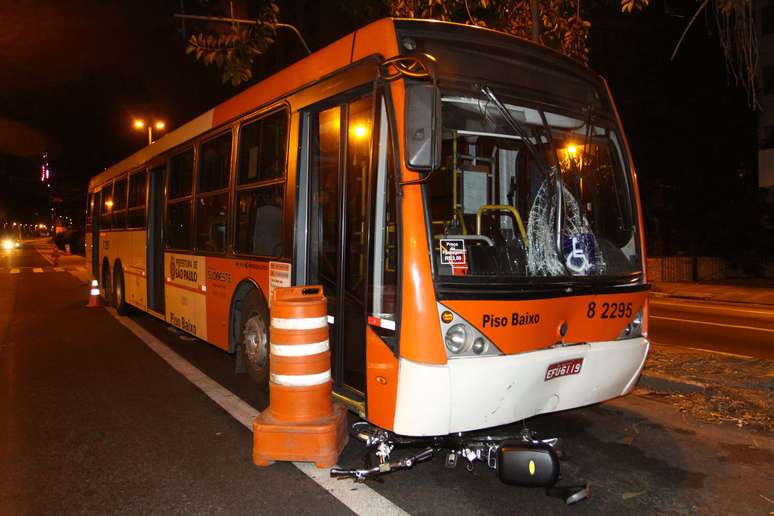 A faixa de &ocirc;nibus no sentido bairro ficou interditada para o trabalho de per&iacute;cia da Pol&iacute;cia Civil