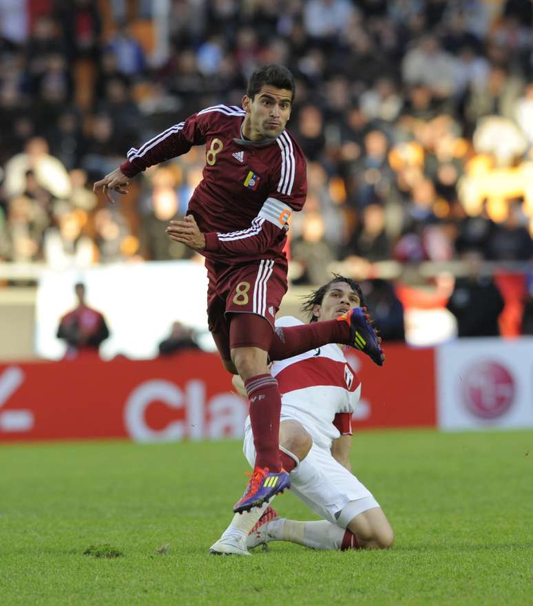 Volante Tomas Rincón foi bem na marcação a Messi em vitória da Venezuela sobre a Argentina, em 2011