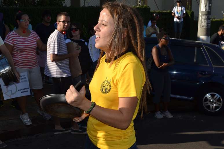 Além de instrumentos musicais, estudantes também levaram panelas e outros acessórios para o protesto