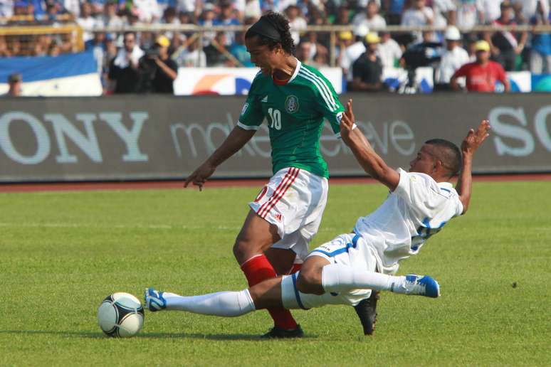 <p>Giovanni dos Santos tenta, mas não consegue levar México para o ataque</p>