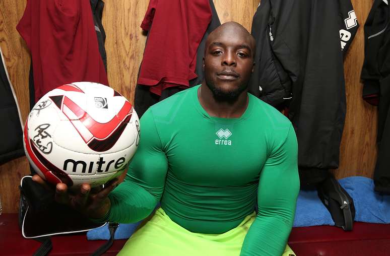 <p>Adebayo Akinfenwa é o atleta mais forte no jogo Fifa 2015</p>