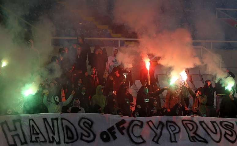 <p>Torcedores do Chipre exibem faixa com os dizeres "deixem-nos sonhar" em inglês; país passa por grave crise econômica</p>