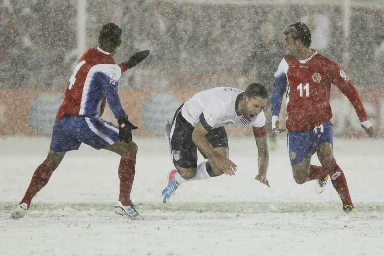 <p>Sob neve em Denver, Dempsey fez o gol da vitória americana pelas Eliminatórias para a Copa do Mundo</p>