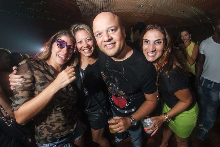 A ex-BBB Roberta Brasil curte a balada com os amigos