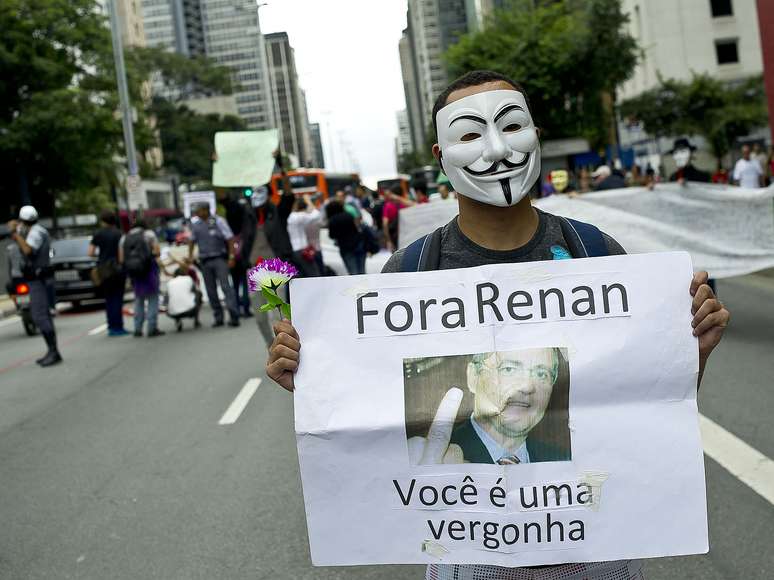 Manifestante mascarado exibe cartaz contra Renan Calheiros