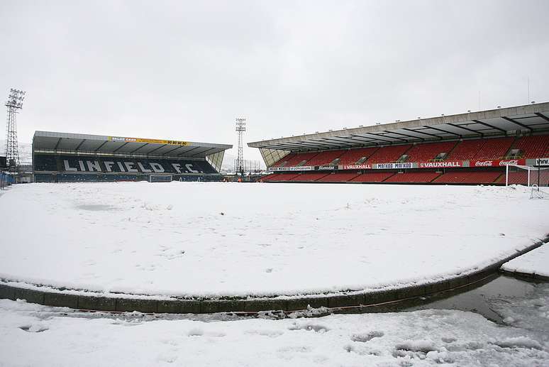 <p>Est&aacute;dio&nbsp;Windsor Park, em Belfast, n&atilde;o reuniu condi&ccedil;&otilde;es de jogo</p>