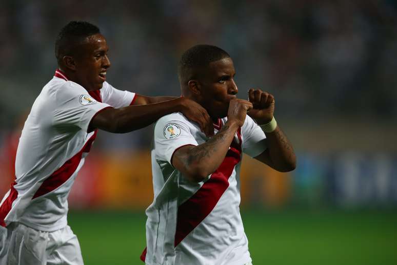 Farfán comemora gol em vitória por 1 a 0 do Peru sobre o Chile por 1 a 0, em Lima