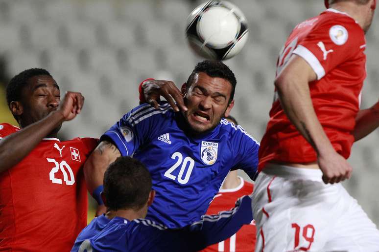 Jogadores de Suíça e Chipre disputam bola em empate sem gols