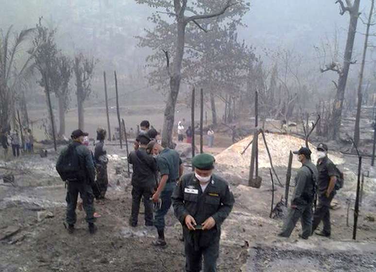 Policiais inspecionam local do incêndio que deixou pelo menos 62 mortos