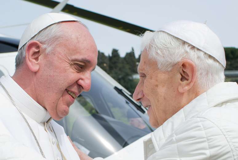 O atual Sumo Pontífice e o Papa emérito se abraçaram em um encontro histórico para a Igreja Católica