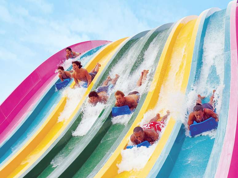 <p><strong>Aquatica Orlando - </strong>Um lugar que reúne aquário, zoológio, parque aquático e parque de diversões ao mesmo tempo não pode passar batido. Com quase 340 km² de praia com areia branca e cabanas para alugar, é possível passar um dia inteiro coma  família aproveitando o sol</p>