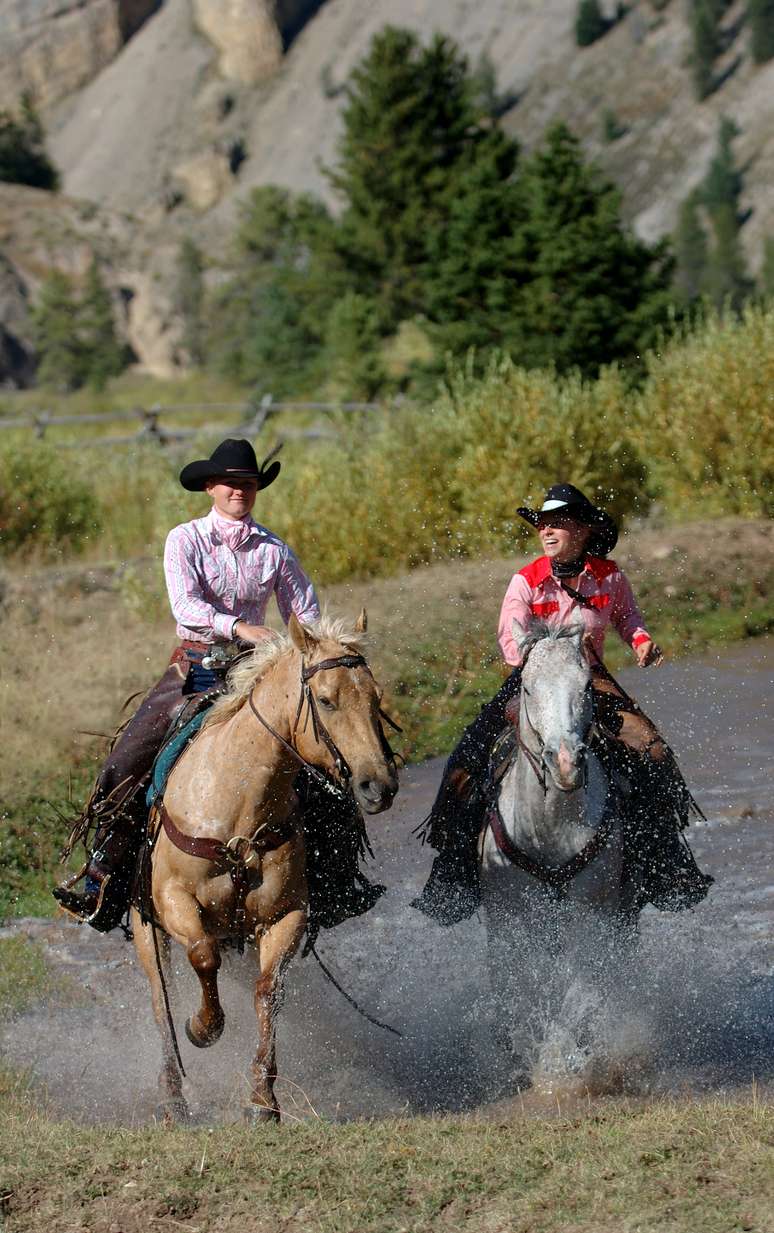 <p>Em McGinnis Meadows, os turistas aprendem a se conectar com os cavalos</p>