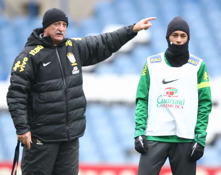 <p>Observado por Neymar, técnico Luiz Felipe Scolari orienta treino da Seleção Brasileira em Londres neste domingo</p>
