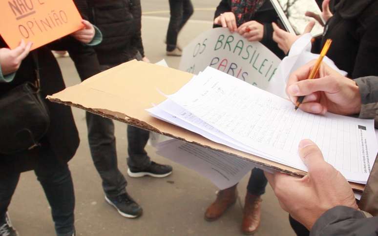 Manifestantes também coletaram assinaturas para carta aberta que será entregue ao consulado brasileiro em Paris