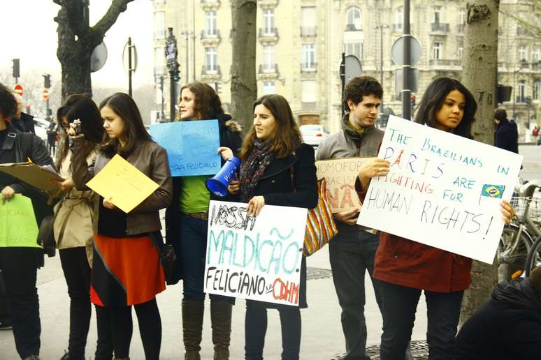 Brasileiros levaram cartazes para protesto, realizado próximo ao consultado brasileiro na capital francesa