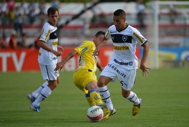 <p>Gabriel tenta passar pela marcação do Madureira</p>