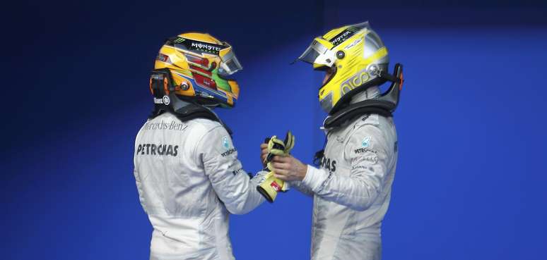 <p>Hamilton disse que Rosberg merecia lugar no p&oacute;dio em Sepang</p>