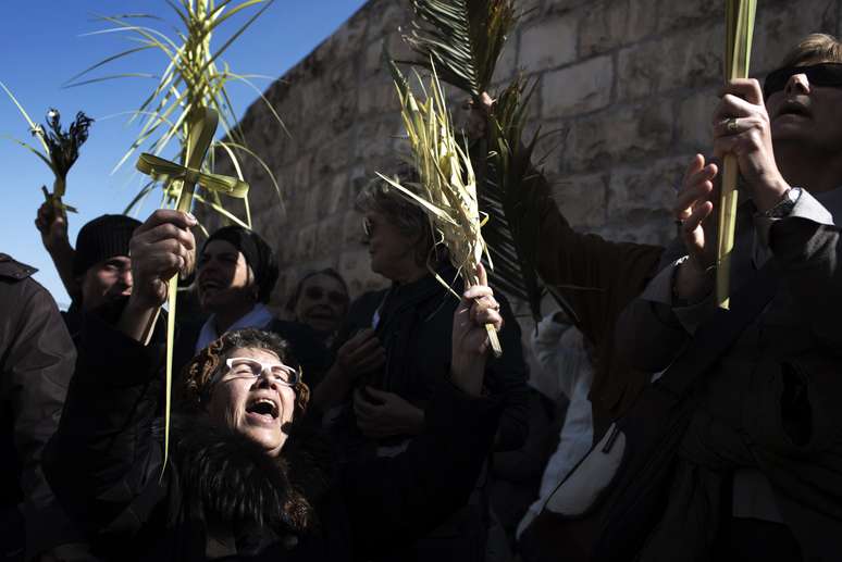 <p>Peregrinos participam de prociss&atilde;o do Domingo de Ramos em Jerusal&eacute;m</p>