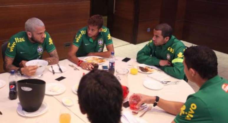 Lucas almoça com grupo; mesmo contundido, jogador se hospedou com Seleção