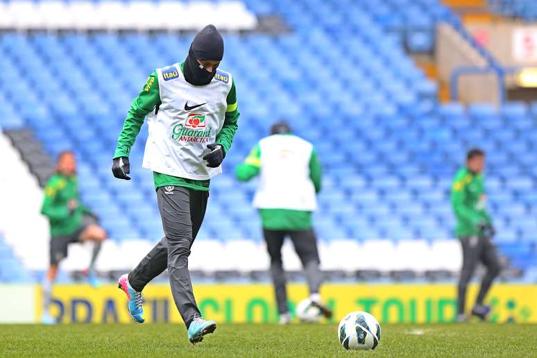 <p>Neymar se protege do frio durante treino deste domingo</p>