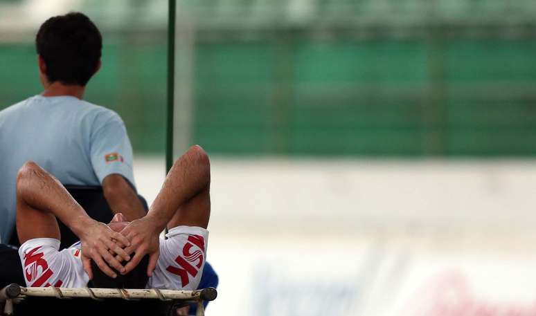 <p>Renato Augusto saiu de maca do jogo contra o Guarani e é quem tem a lesão mais grave entre os machucados do Corinthians</p>