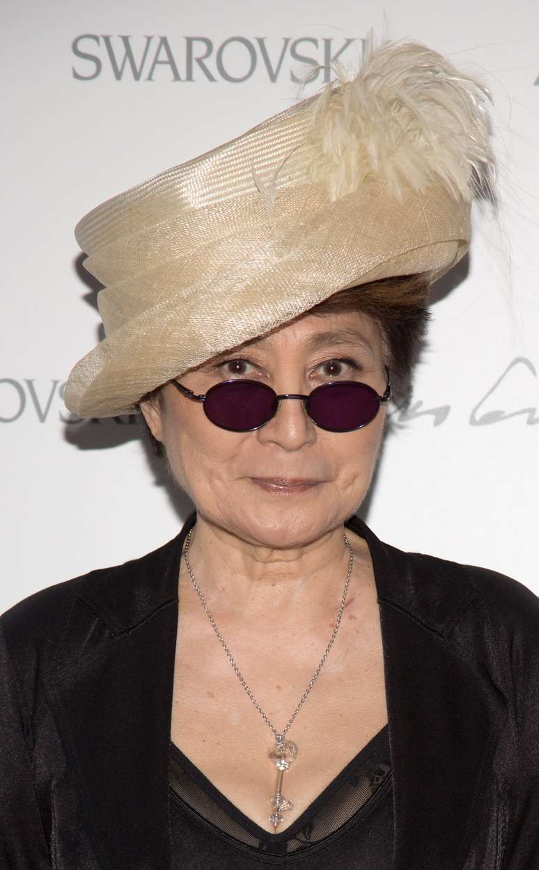 <p>Yoko Ono lançou sua coleção, Fashions for Men, em 2012</p>