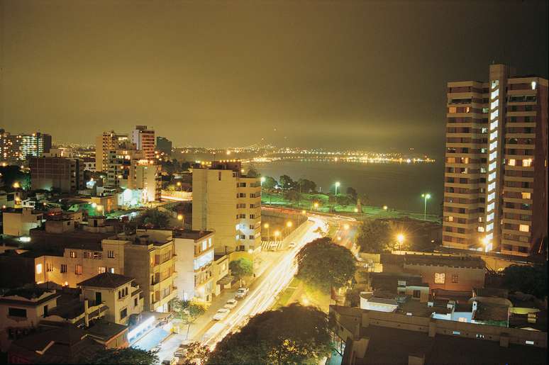 Considerado um dos bairros mais sofisticados de Lima, Miraflores oferece  belas paisagens, ótimos restaurantes, hotéis chiques, um shopping a céu aberto e até voo de paraglider. Isso sem falar em um sítio arqueológico em plena capital peruana e um museu totalmente dedicado à história do chocolate