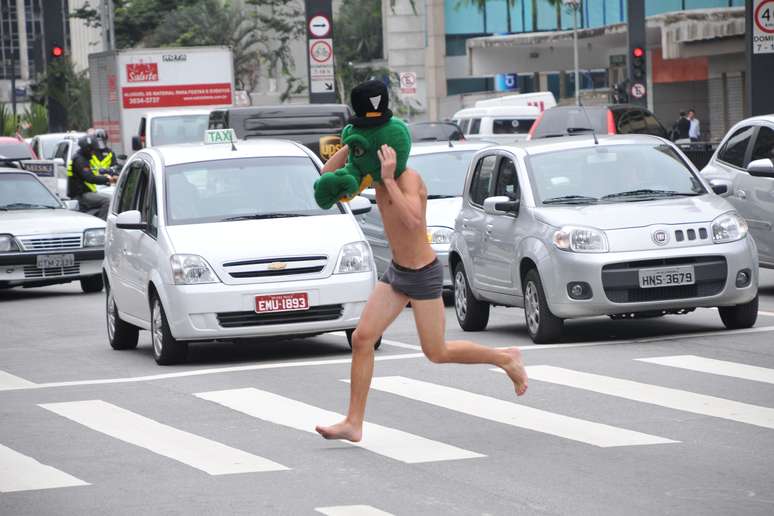 Em trajes sum&aacute;rios e escondido sob a m&aacute;scara, o estudante chamou a aten&ccedil;&atilde;o de pedestres e motoristas na Avenida Paulista