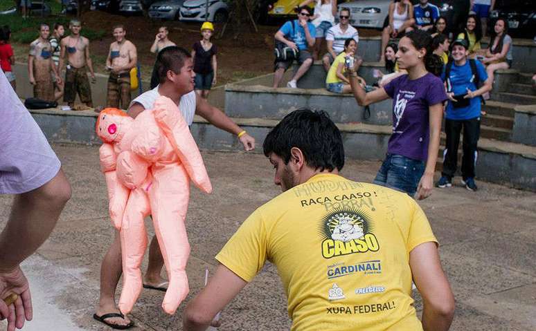 <p>Em 2013, trote na USP São Carlos teve boneca inflável e simulação de sexo - universidade abriu investigação para apurar o que aconteceu</p>