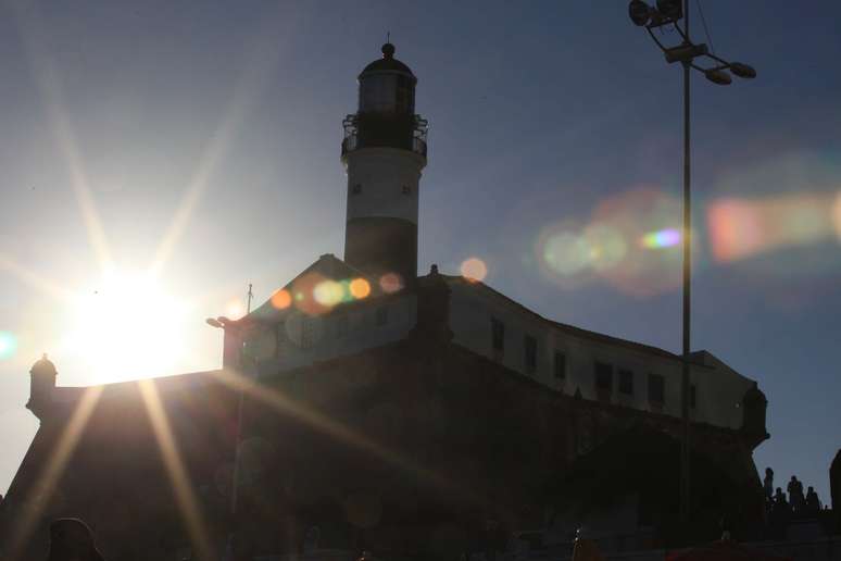 Pôr do sol nesta segunda-feira (25), no farol da Barra em Salvador (BA). Os termômetros registram 36° C