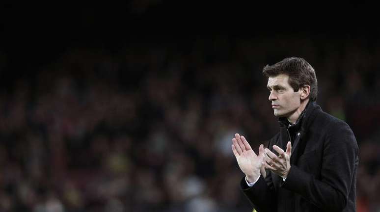T&eacute;cnico do Barcelona, Tito Vilanova, aplaude durante jogo da Liga Espanhola de futebol contra o Espanyol, no est&aacute;dio Camp Nou, em Barcelona. 6 de Janeiro de 2013. Vilanova retornar&aacute; &agrave; Espanha esta semana, depois de dois meses passando por tratamento contra um c&acirc;ncer em Nova York, informou o clube espanhol nesta segunda-feira. 06/01/2013