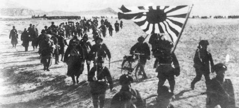 Exército japonês exibe a Bandeira do Sol Nascente em campanha durante a Segunda Guerra Mundial