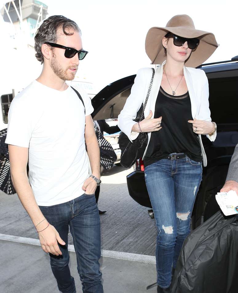 A atriz Anne Hathaway foi vista chegando ao aeroporto de Los Angeles, nos EUA, com seu marido Adam Schulman. Ela embarcou em um voo para Nova York na última sexta-feira (22)