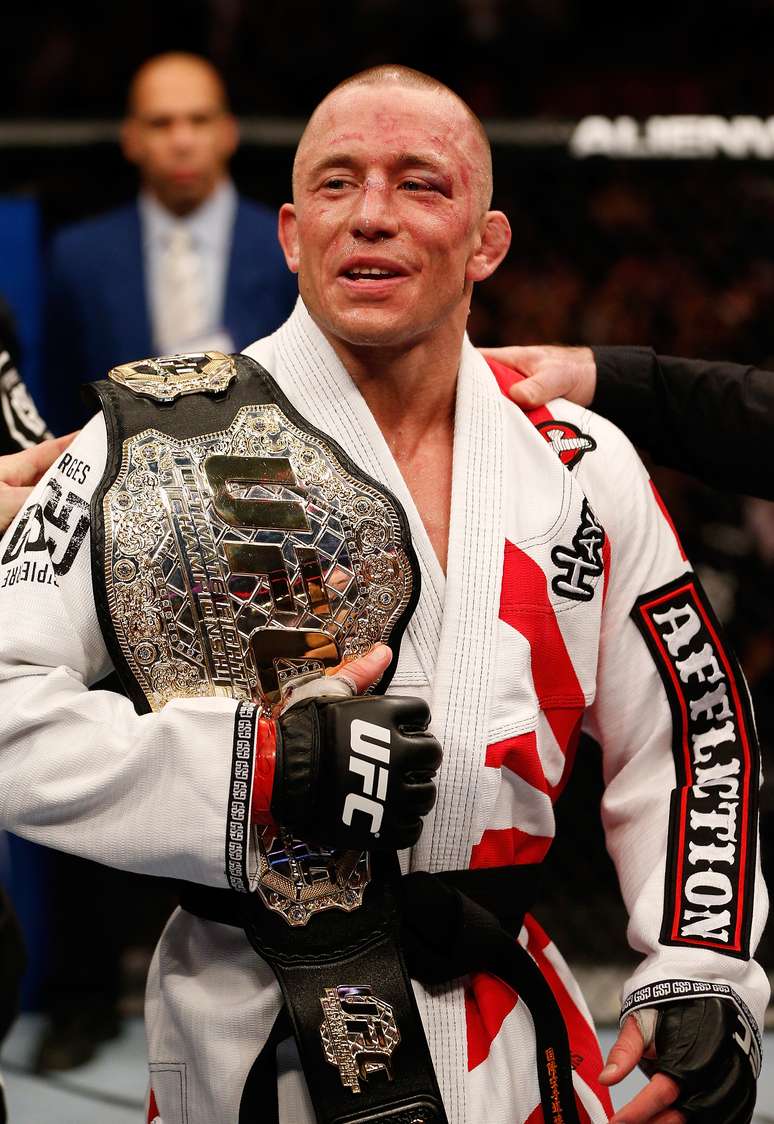 <p>Bandeira do Sol Nascente estava no lado esquerdo do quimono de Georges St. Pierre</p>