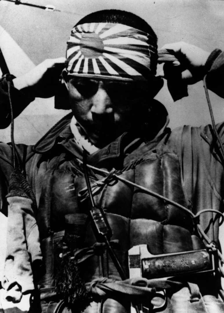 Piloto Kamikaze amarra bandana com o símbolo do Sol Nascente antes de ir para missão suicida na Segunda Guerra Mundial