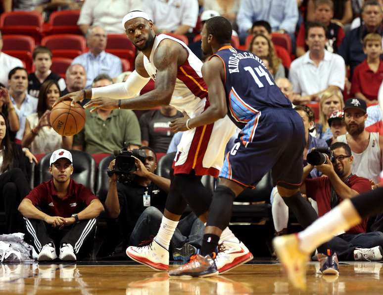 <p>LeBron esteve perto de marcar um triplo-duplo no jogo</p>