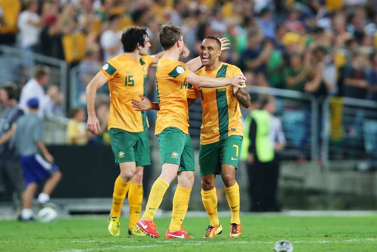 Australianos festejam gol no final, que manteve equipe na vice-liderança do Grupo B das Eliminatórias asiáticas
