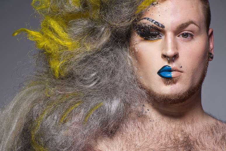 <p>O fotógrafo <a href="http://lelandbobbe.com/">Leland Bobbé</a> reuniu as 15 drag queens mais populares de Nova York para o projeto Half-Drag - A Different Kind of Beauty (Metade-Drag - Um tipo de diferente de beleza). A intenção é capturar o lado masculino e seu alter-ego feminino para explorar o cruzamente entre homens e mulheres. Na foto, a drag Azraea</p>