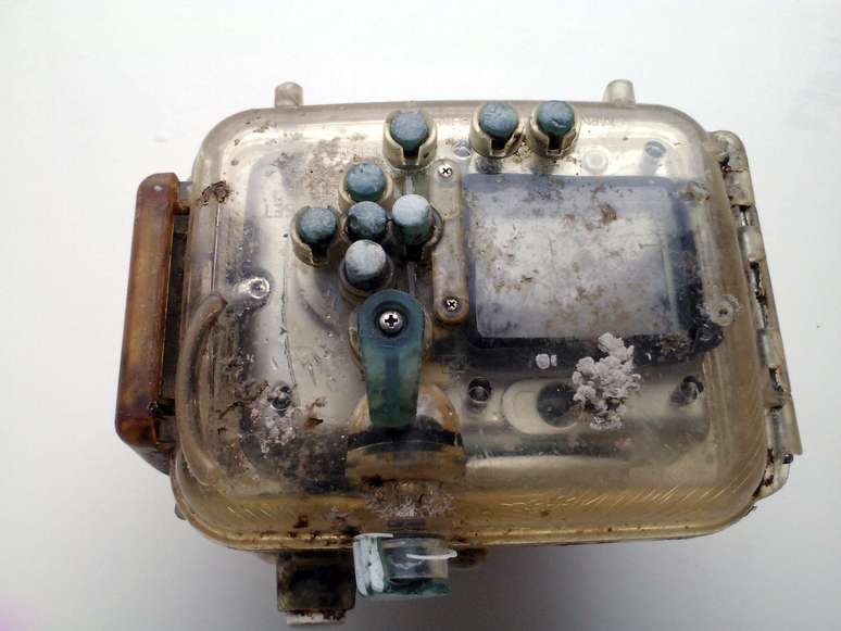 O exterior estava tomado por algas e corais, mas o interior permaneceu intacto, possibilitando a obten&ccedil;&atilde;o das fotografias e a identifica&ccedil;&atilde;o de sua propriet&aacute;ria