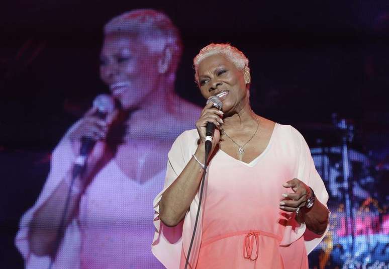 <p>Dionne Warwick atribuiu às dívidas a uma má gestão financeira</p>