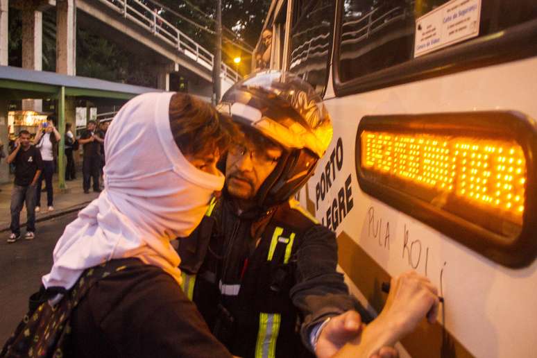 <p>Durante o protesto, houve tumulto entre os manifestantes, a polícia e motoristas</p>