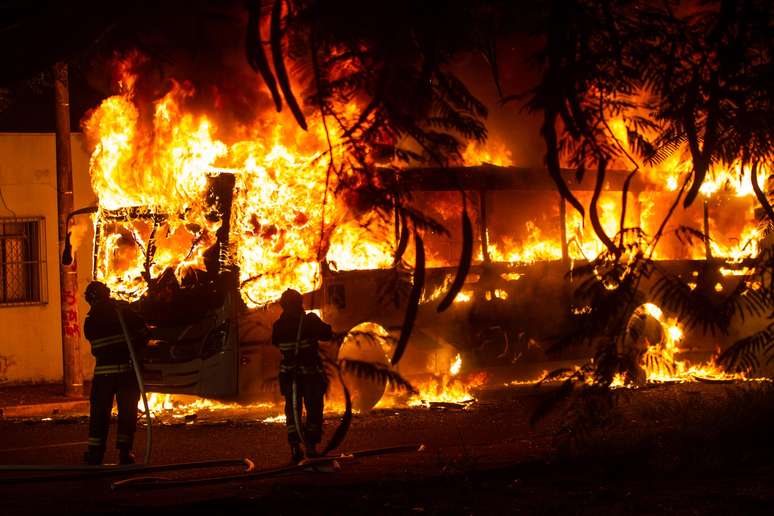 Ônibus foram destruídos pelas chamas