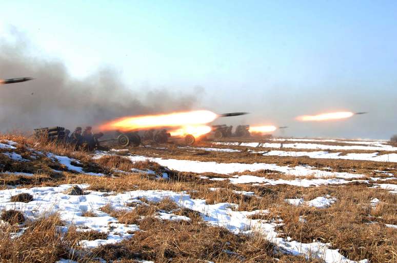 O Exército norte-coreano realiza treinamento de artillharia na segunda-feira 