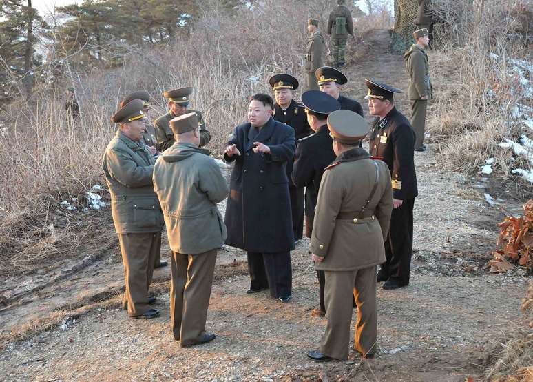 Kim Jong-un conversa com generais e soldados em imagem da segunda-feira