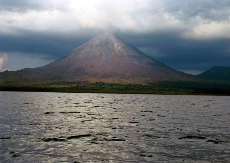 <p>Ainda pouco conhecida por boa parte brasileiros, a Costa Rica é um dos países mais bonitos da América Central. Banhada tanto pelo Oceano Pacífico quanto pelo mar do Caribe, tem praias incríveis que estão entre as melhores do continente para a prática do surfe. Seu maior diferencial, no entanto, é outro: os enormes vulcões que se espalham por seu território, muitos deles ainda ativos, como o Arenal (acima), que tem 1670 metros de altura</p>