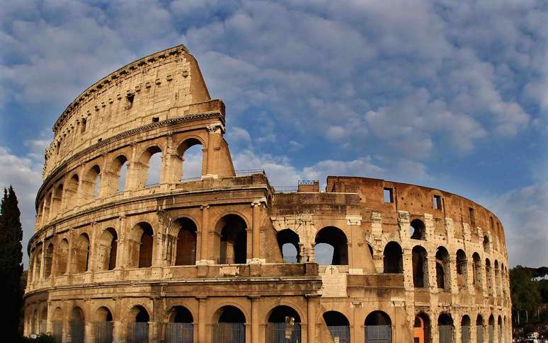 <p><span style="font-size: 11.5pt; line-height: 115%; font-family: Arial, sans-serif;">O Coliseu de Roma era uma arena com capacidade para 50 mil espectadores</span></p>