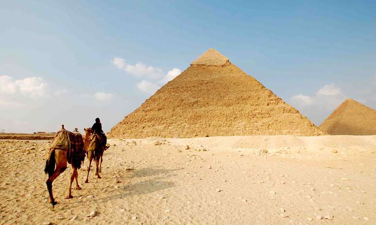 <p>As Pirâmides de Gizé fazem parte das Sete Maravilhas originais</p>